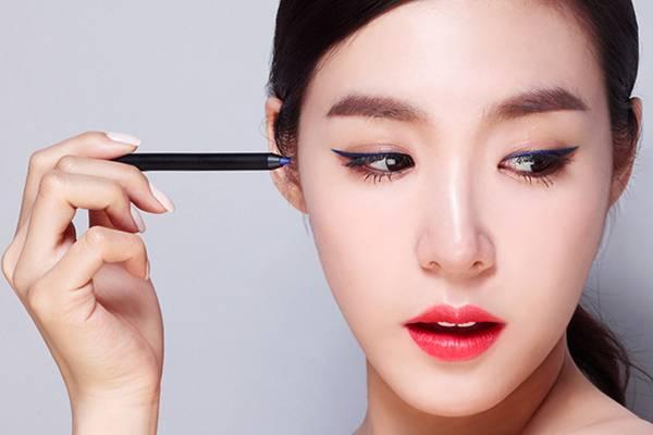 Dùng muỗng để kẻ mắt mèo