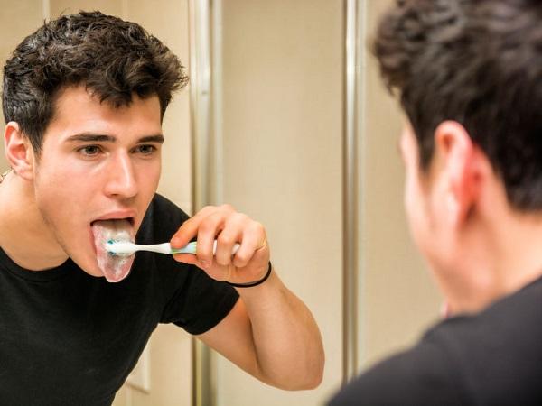 Vệ sinh lưỡi là cực kì cần thiết và cũng vô cùng đơn giản
