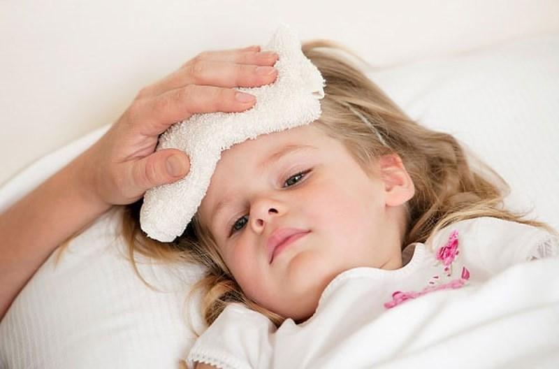 Dùng tất ướt quấn quanh mắt cá chân để hạ sốt cho bé