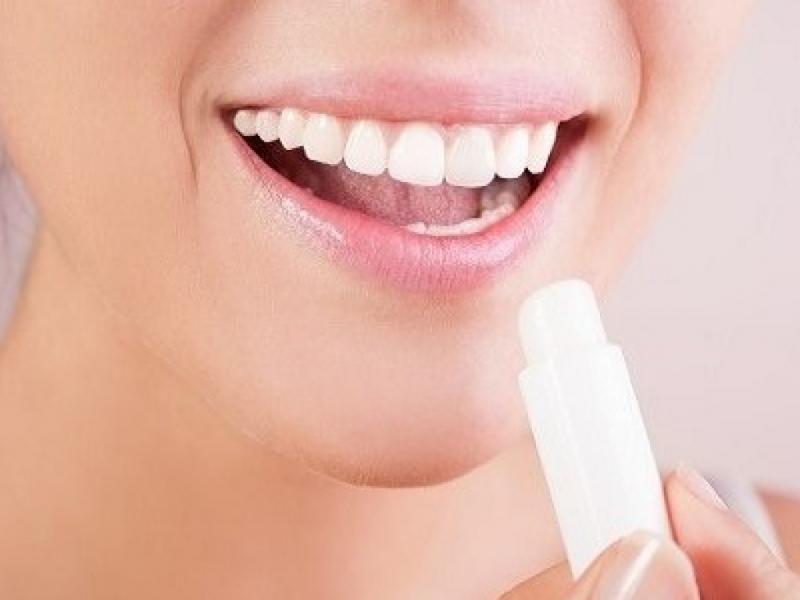 Bạn sẽ có cơ hội sở hữu làn môi mềm mại và hồng hào hơn với dầu thầu dầu