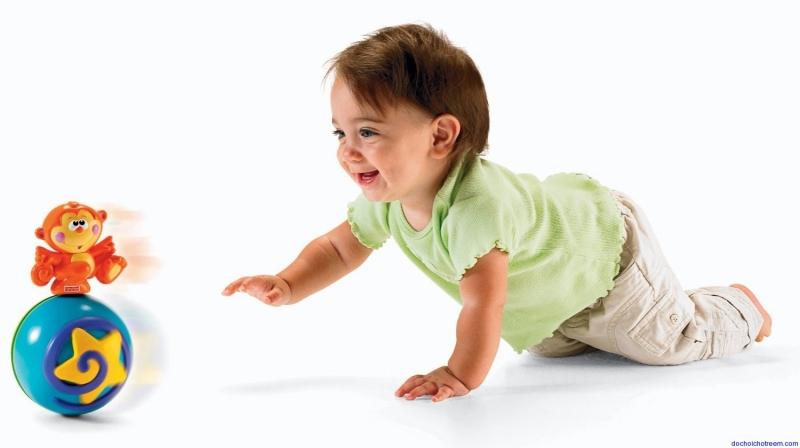 Em bé là niềm vui của cả gia đình