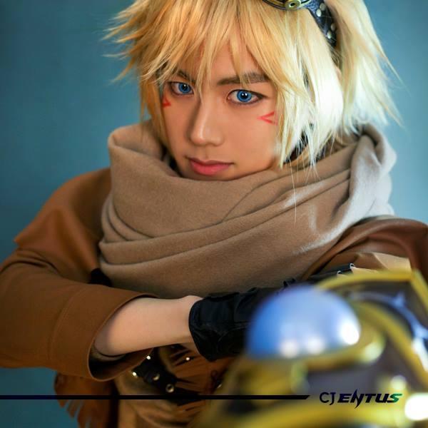 Vẻ điển trai hút hồn các fan nữ khi Flame cosplay vị tướng Ezreal của Liên Minh Huyền Thoại