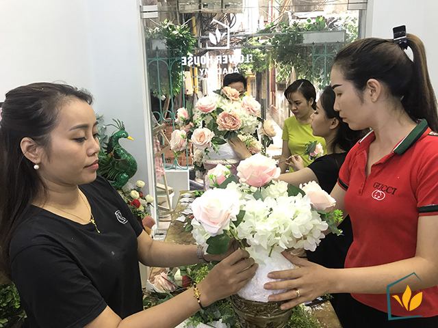 Các học viên tại lớp học cắm hoa nghệ thuật