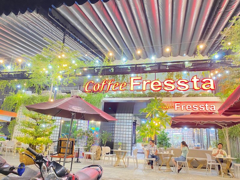 Fressta Cà Phê Hồ Bơi