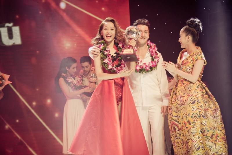 Chi Pu hạnh phúc nhận giải đồng Bước Nhảy Hoàn Vũ 2015