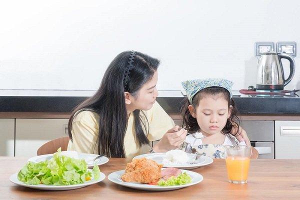 Giảm khẩu phần ăn của trẻ