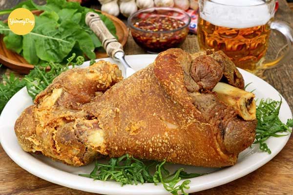 Giò heo muối nguyên chân chiên giòn