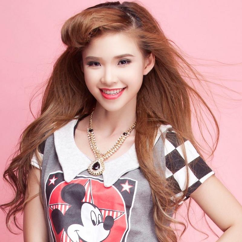 Giọng hát cao, dễ thương và vũ đạo ổn