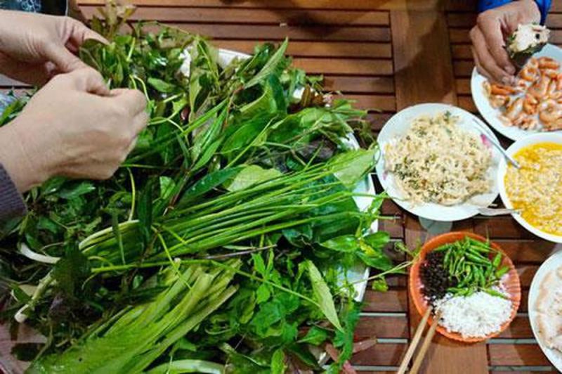 ﻿﻿Quả đúng như tên gọi gỏi lá rừng, món ăn này nhìn vào chỉ thấy toàn lá và lá