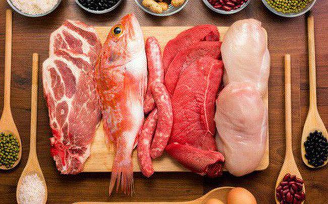 Nên tránh dùng tay trực tiếp sơ chế thực phẩm sống