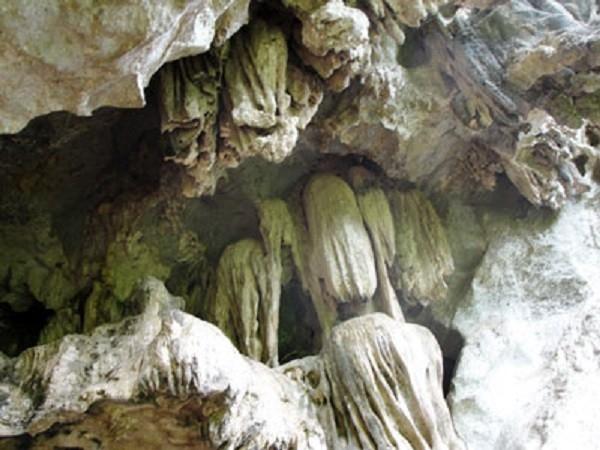 Vẻ hoang sơ của hang