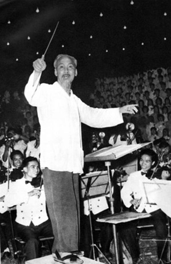Bác bắt nhịp bài ca Kết đoàn