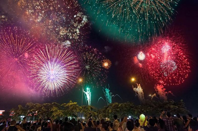 Bắn pháo hoa tại Hồ Ngọc Khánh