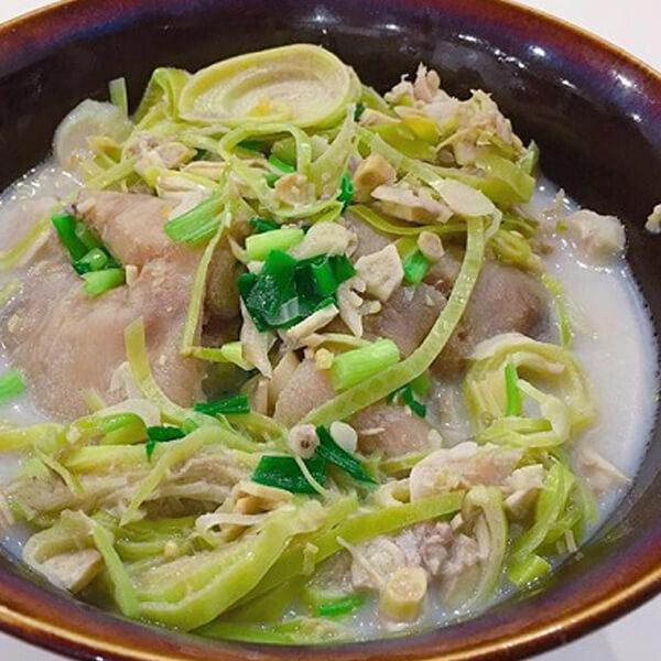 Hoa chuối nấu móng giò