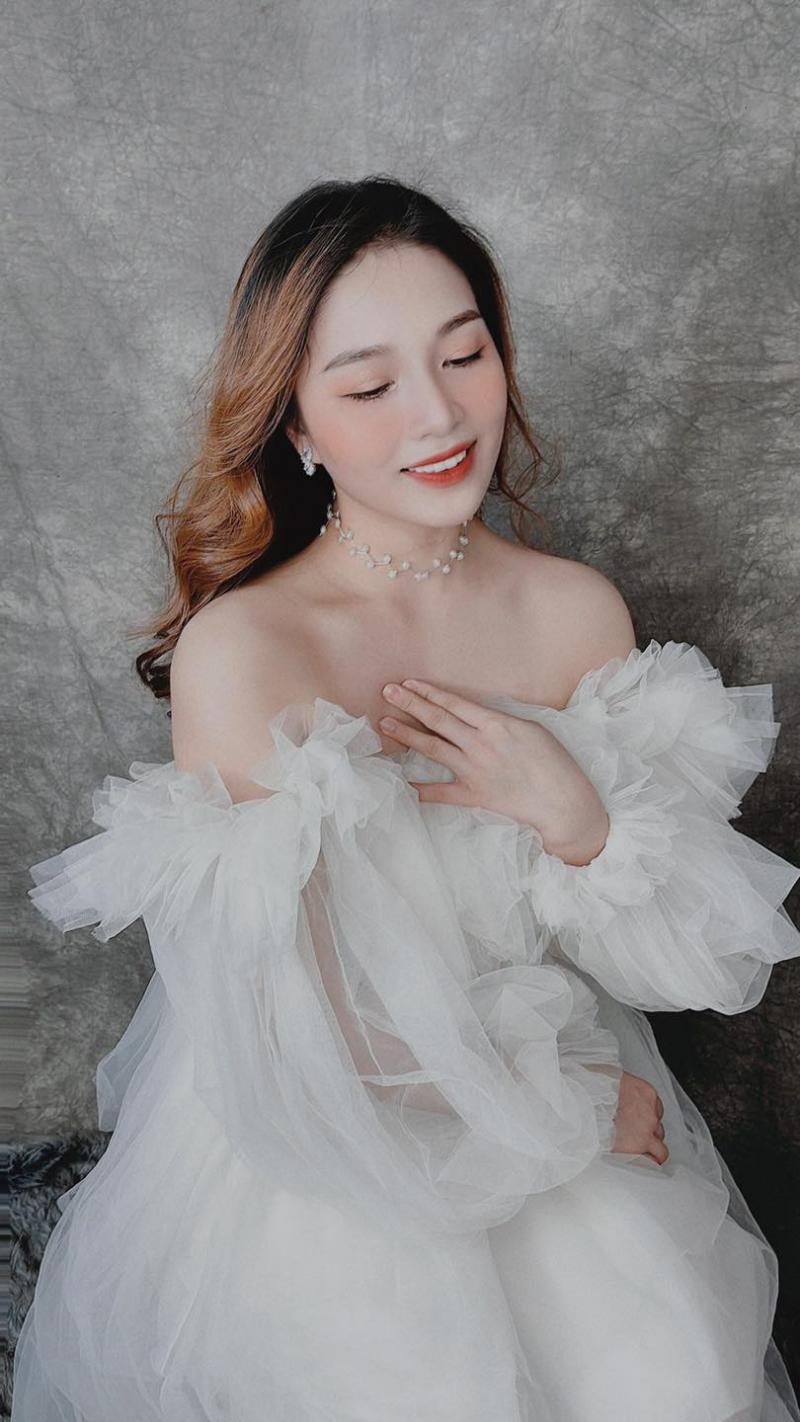 Hoa Ly Phạm Makeup Store & Academy