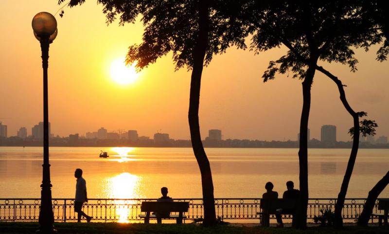 Hoàng hôn trên Hồ Tây