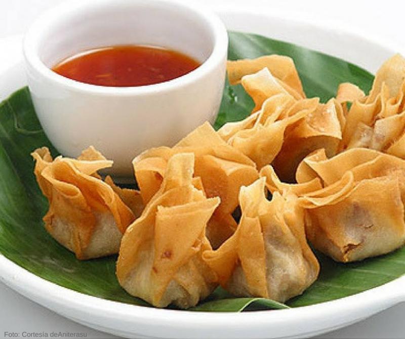 Hoành thánh chiên giòn thưởng thức cùng nước chấm đặc trưng