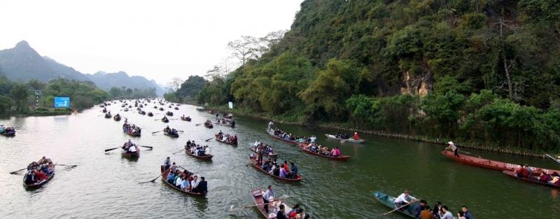 Thú vui ngồi thuyền vãng cảnh lên Chùa Hương