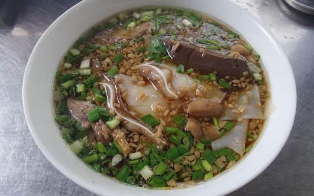 Hủ tiếu hồ đầy đặn topping như lòng heo, lỗ tai heo, lưỡi heo... đã được khìa với nước dừa tươi và ngũ vị hương