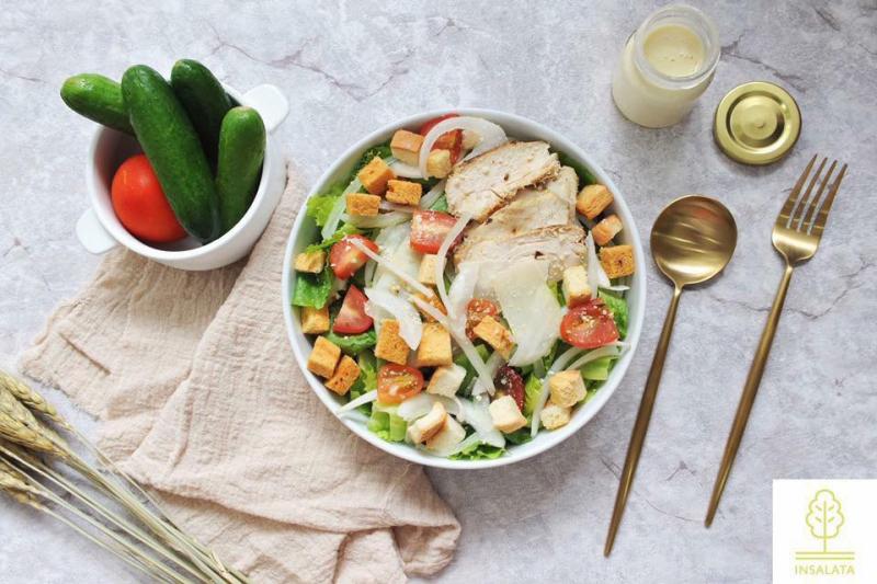 Insalata- Fresh salad, sushi and juice