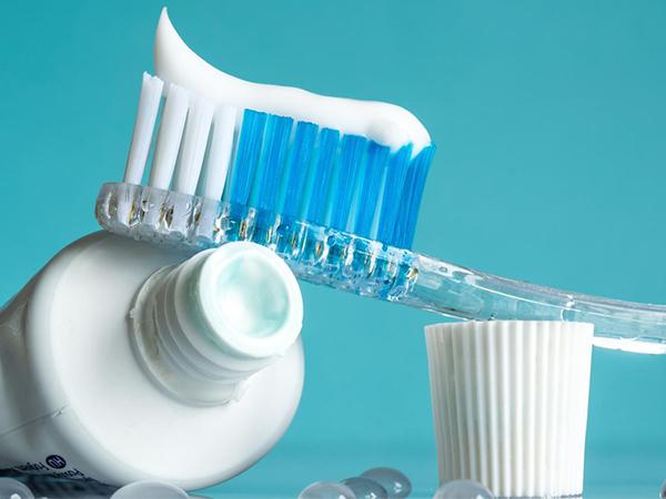 Nên sử dụng kem đánh răng có độ tẩy trắng cao