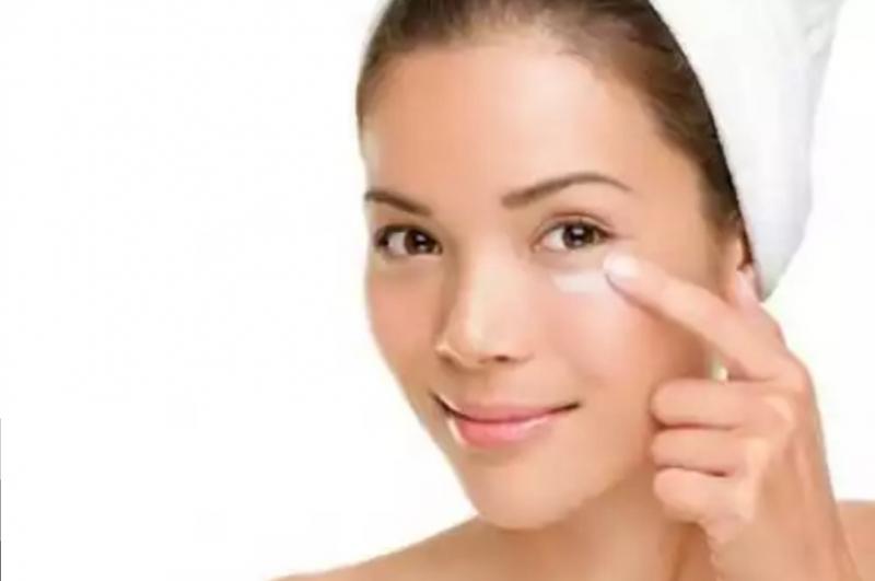 Kem dưỡng mắt sẽ giúp bảo vệ mắt của bạn.