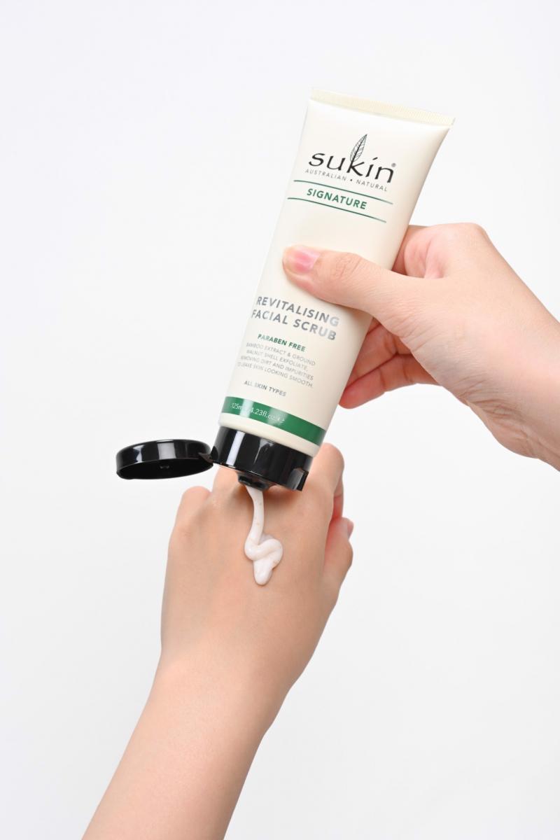 Kem tẩy tế bào chết Sukin Signature Revitalising Facial Scrub