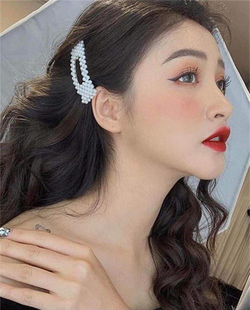 Nếu muốn nhấn nhá thêm cho mái tóc thêm xinh, bạn có thể dùng phụ kiện như cài nơ, buộc tóc hay đơn giản là một chiếc kẹp hoa nho nhỏ cũng đủ làm bao người xao xuyến.