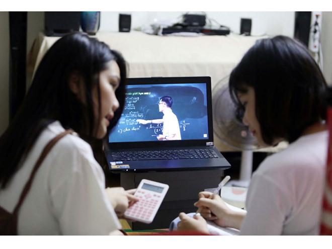 Kết hợp với trải nghiệm thực tế