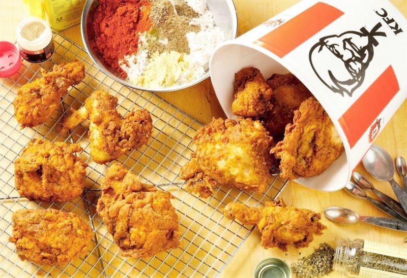 Gà rán làm từ công thức bí mật với 11 loại gia vị và thảo mộc.