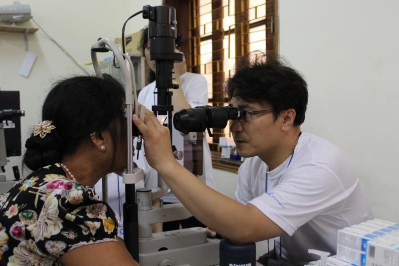Khám mắt định kỳ