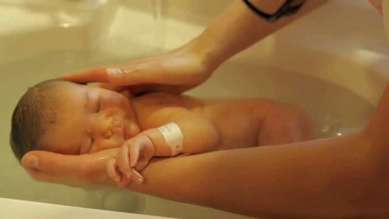 Khi trẻ sốt cao nên tắm bằng nước ấm.