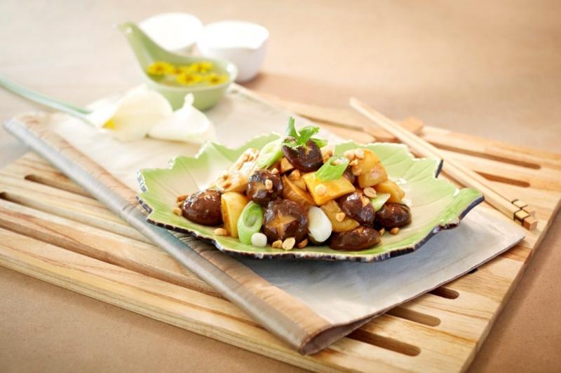 Khoai tây, nấm và chả đậu xào chay