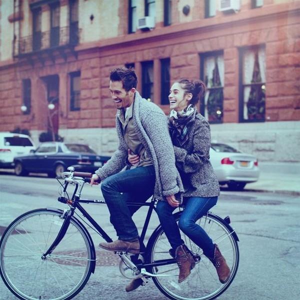 Bạn hãy yêu một chàng trai có thể gác lại mọi việc và cố gắng đến với bạn sớm khi bạn gặp chuyện buồn