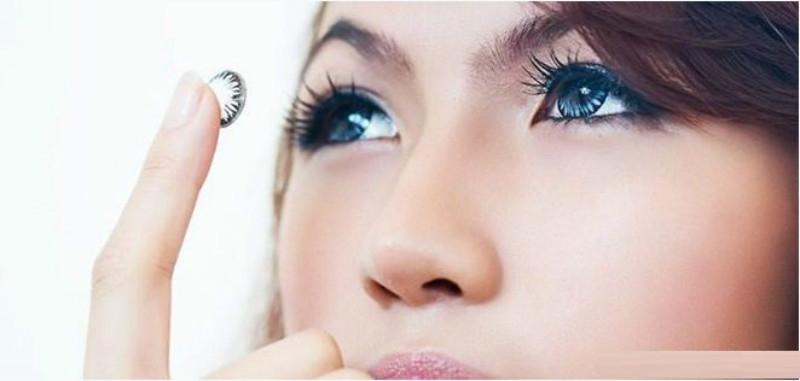 Không cẩn thận với kính áp tròng