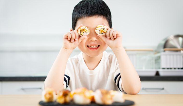 Không dùng quà ăn vặt để dỗ bé ăn