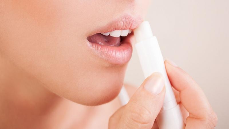 Thoa một lớp son dưỡng mỏng lên môi trước khi sử dụng son màu sẽ hạn chế nguy cơ khiến da môi bị hư tổn nếu dùng son có nồng độ chì quá cao.