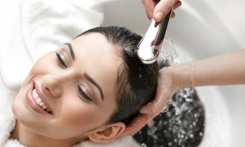 Không gội đầu bằng nước nóng, chỉ nên gội bằng nước ấm vừa phải