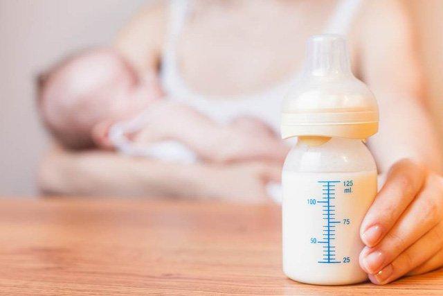 Không lắc bình sữa mới rã đông
