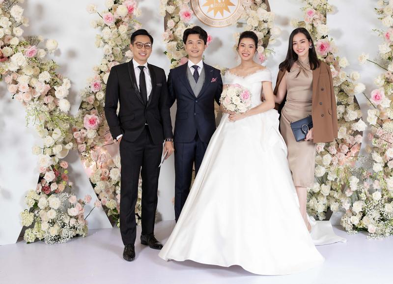 Hãy tiết chế cảm xúc của mình và lựa chọn cho mình những bộ trang phục thời trang cá tính phù hợp hơn khi tham dự đám cưới.