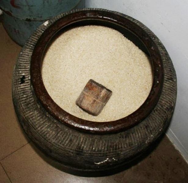 Hũ gạo tượng trưng cho sự giàu có và tài sản của gia đình