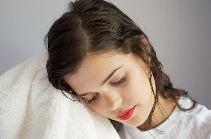 Không sử dụng khăn khô cứng để lau tóc