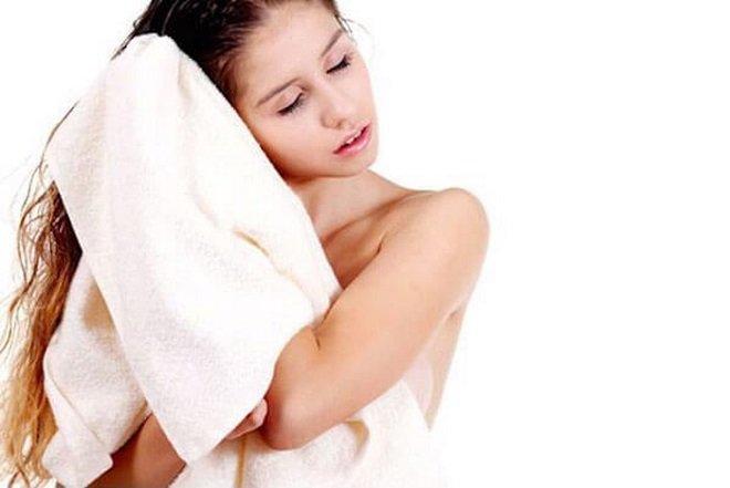 Không sử dụng khăn khô cứng để lau tóc