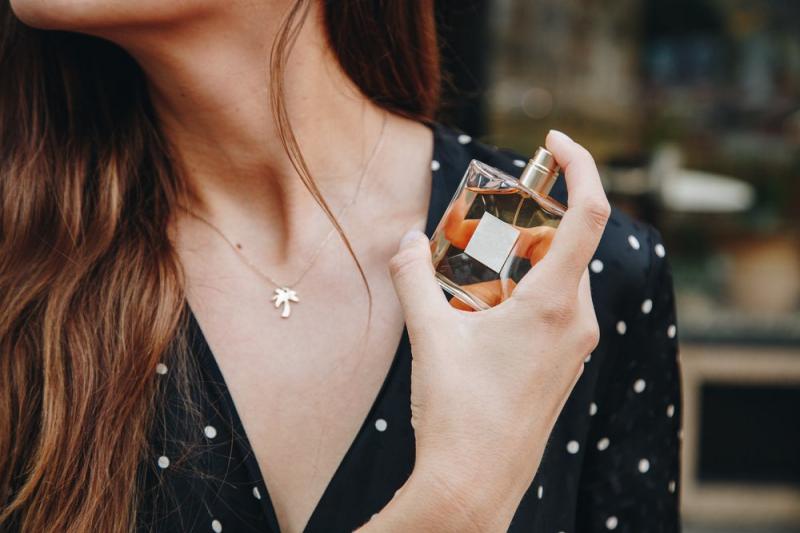 Chú ý khi xịt nước hoa lên trang sức và quần áo