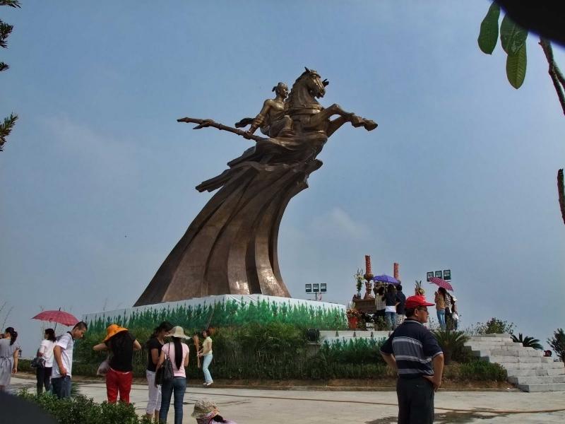 Tượng đài Thánh Gióng - Phù Đổng Thiên Vương