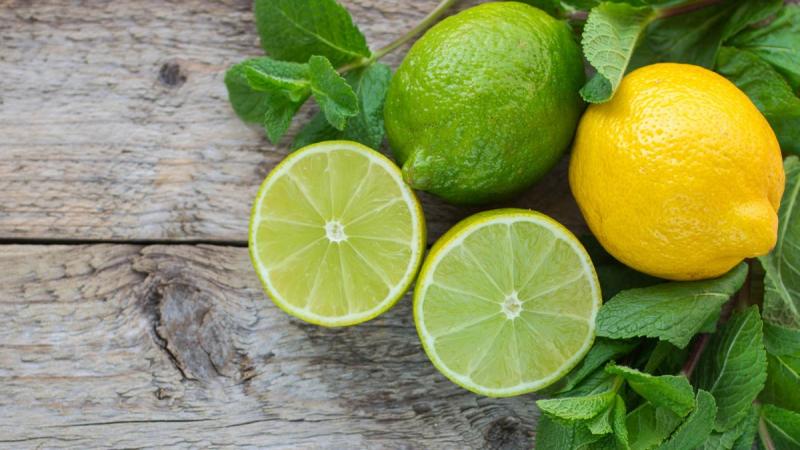 Một ít chanh có thể khử mùi lò vi sóng
