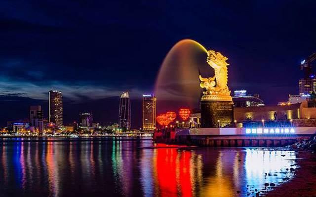 Chụp ảnh cưới tại khu vực tượng đá Cá Chép Hóa Rồng