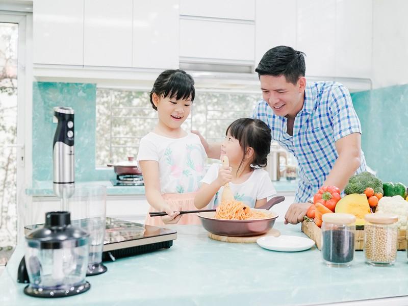 Khuyến khích trẻ cùng vào bếp chuẩn bị thức ăn