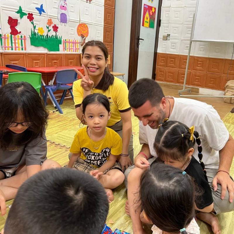 Kiến Vàng English