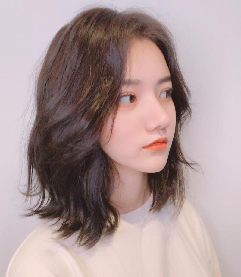 Kiểu tóc lob xoăn nhẹ ngắn ngang vai